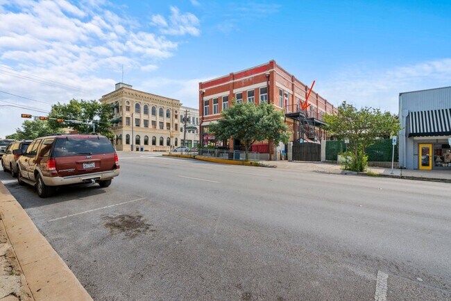 Building Photo - 202 E San Antonio St