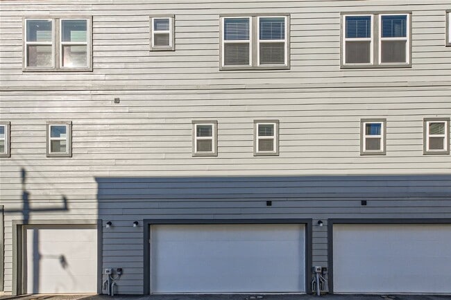 Building Photo - Stunning Multi level townhome in Mahncke Park for rent