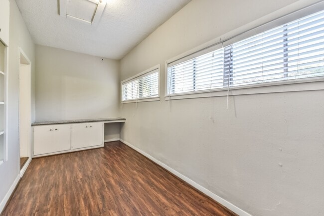 Building Photo - Comfy 3 Bedroom Home Complete Rennovation!...