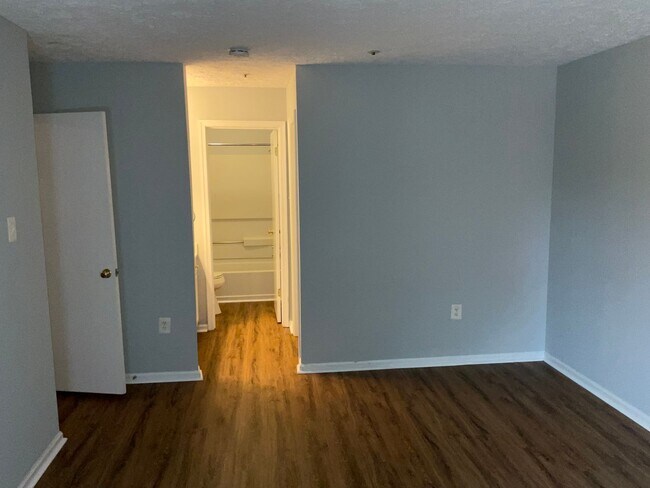 Building Photo - Very well maintained and extra large 3BR 2BA condo moments to Marc Train in Downtown Gaithersburg