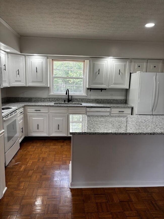 Building Photo - Large 4 Bedroom 2 Bath Home