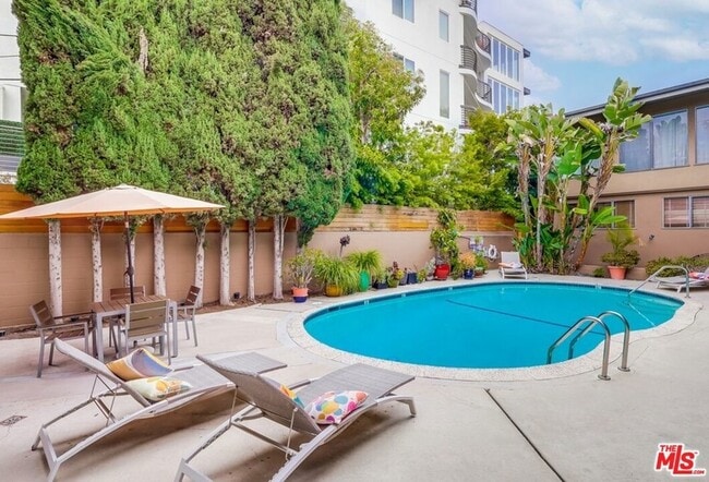 Building Photo - 1275 Havenhurst Dr