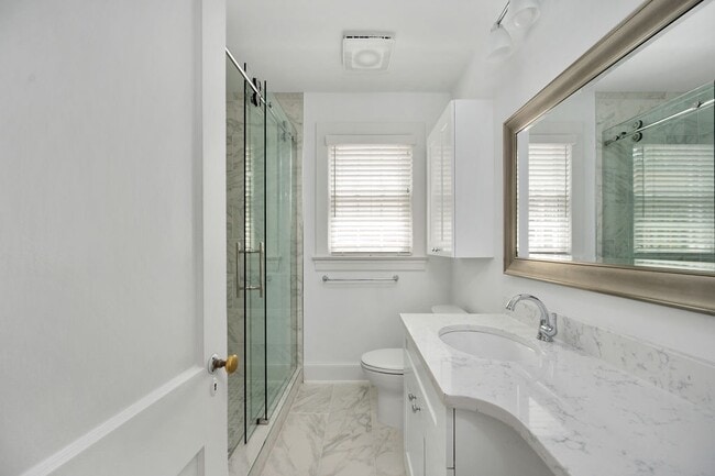 Building Photo - 819 Weedon St