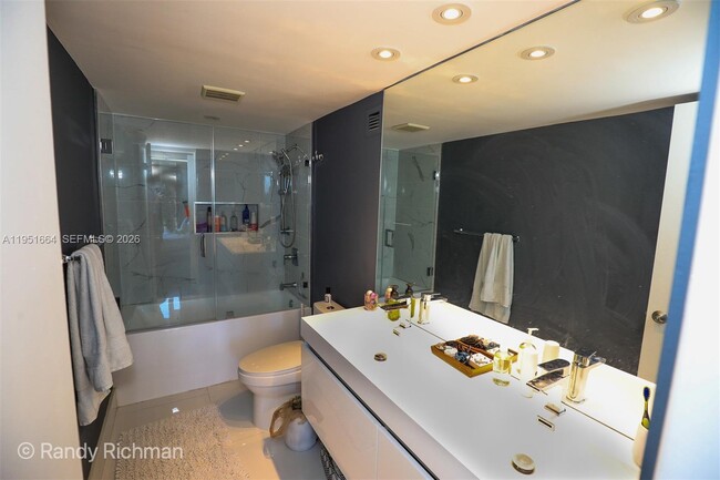 Building Photo - 600 NE 36th St