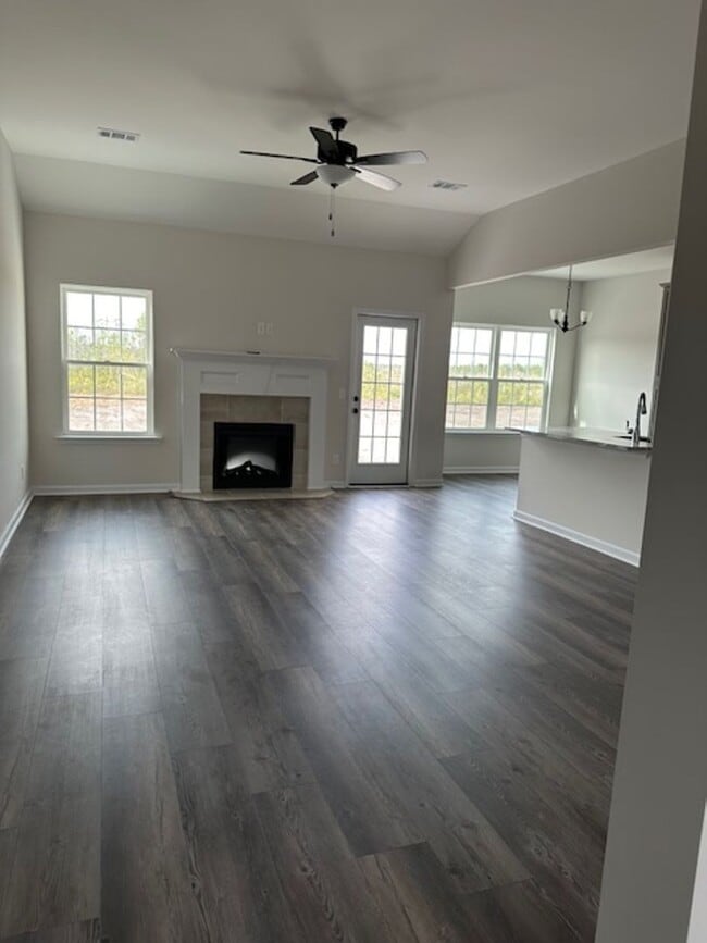 Building Photo - FOR RENT