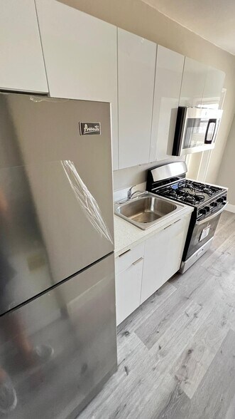 Building Photo - 7821 Byron Ave