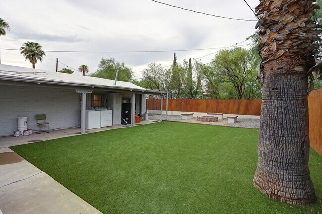 Building Photo - 1509 E 9th St