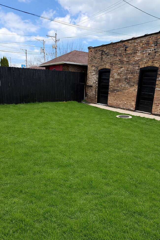 Building Photo - 6509 N Artesian Ave