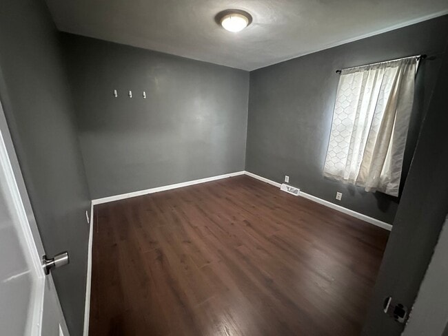 Building Photo - 2415 Jerden Ave