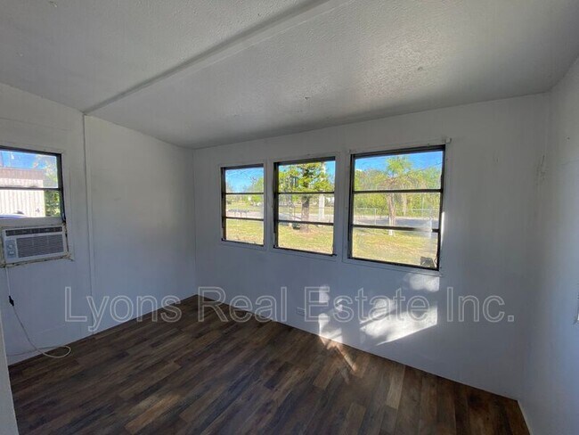 Building Photo - 4900 Tice St