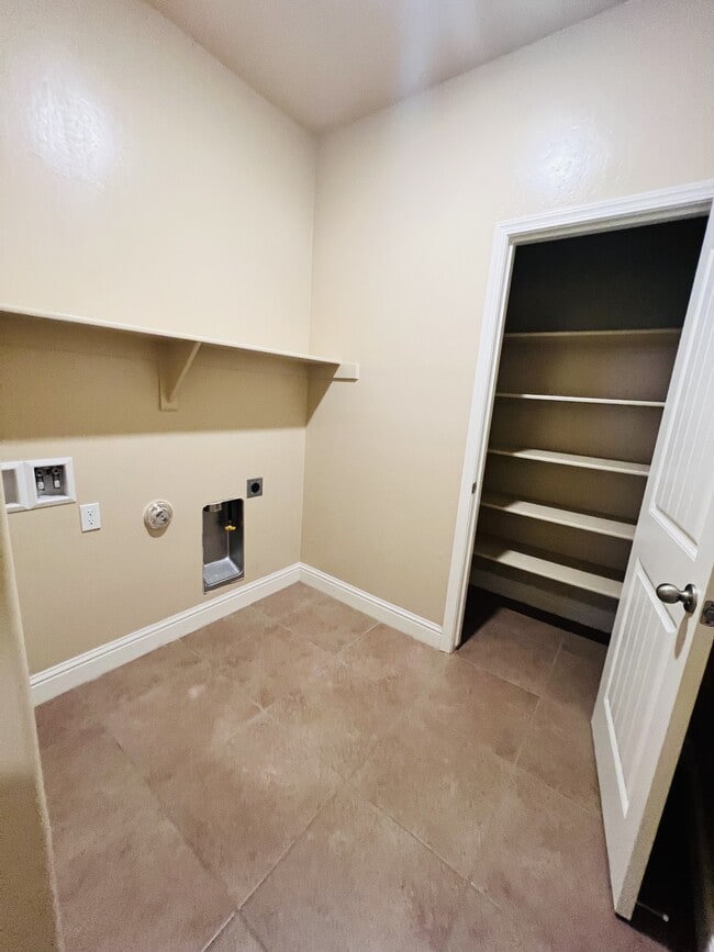 Building Photo - 9223 Oak Garden Ln
