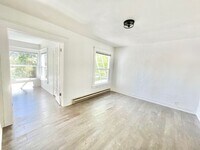 Building Photo - Gorgeous Remodeled 1 Bed, 1 Bath on South ...