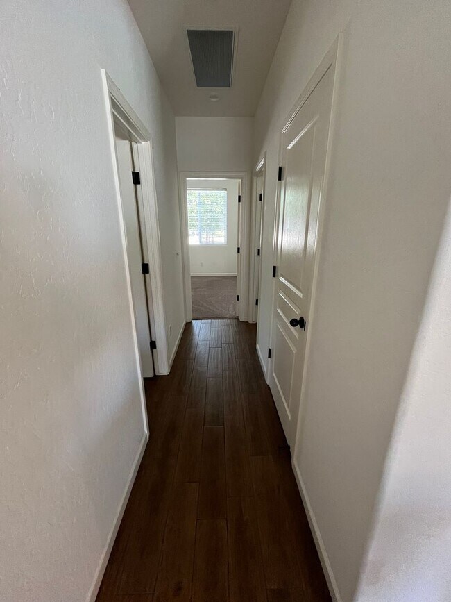 Building Photo - beautiful three bedroom home with sparkling pool in Visalia