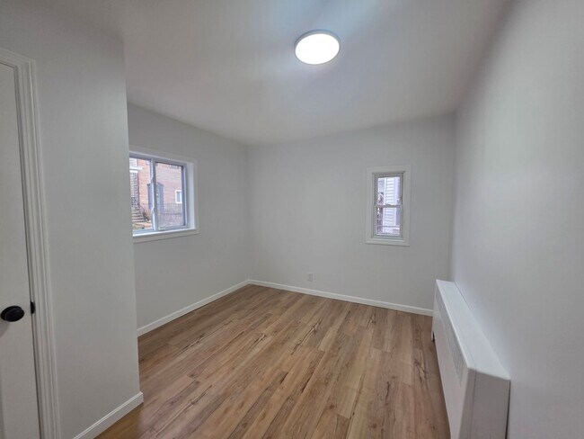 Building Photo - Newly Updated 3 bedroom 1 bathroom Apartment for Rent!