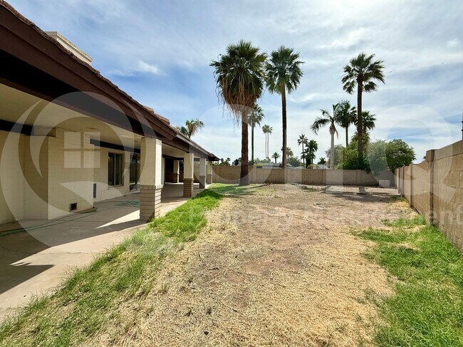Building Photo - 570 N Villa Nueva Dr