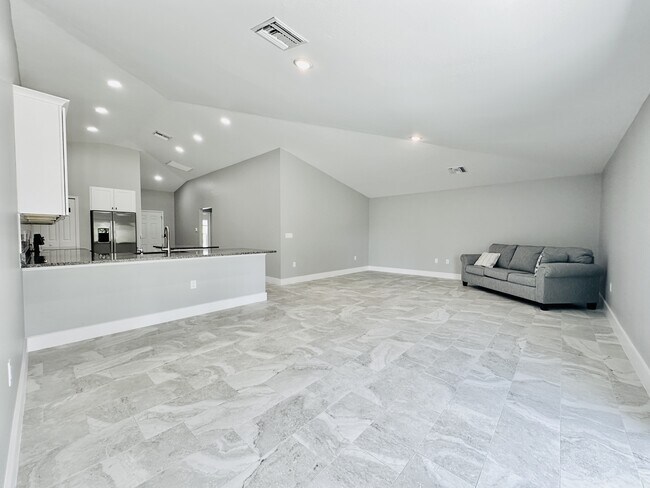 Building Photo - 489 Lenox Ave
