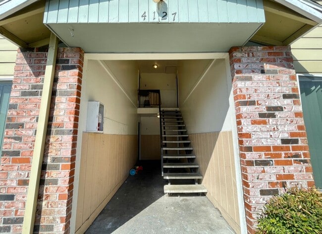 Building Photo - **$750 DEPOSIT + FREE FIRST MONTH'S RENT** Spacious Top Floor Unit~ Great Natural Light~ Updated ...