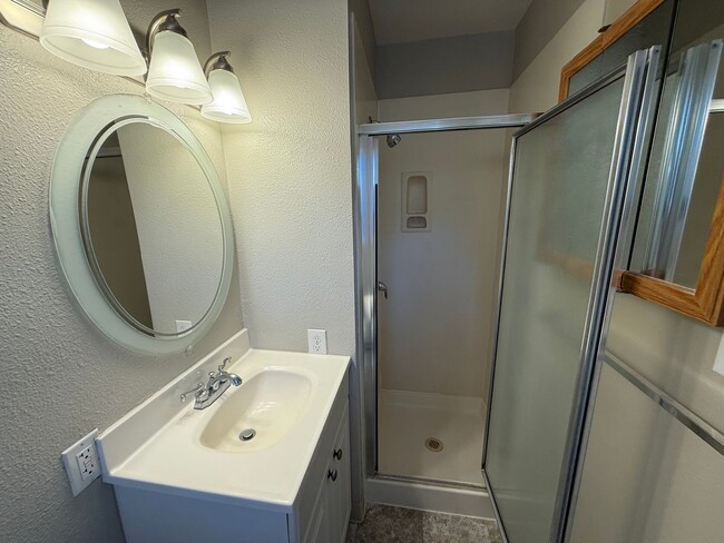 Building Photo - Recently updated single story home in Mode...