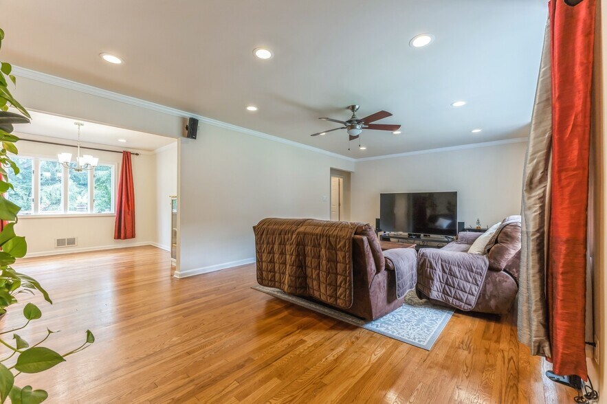 Building Photo - 558 Baylor Ave