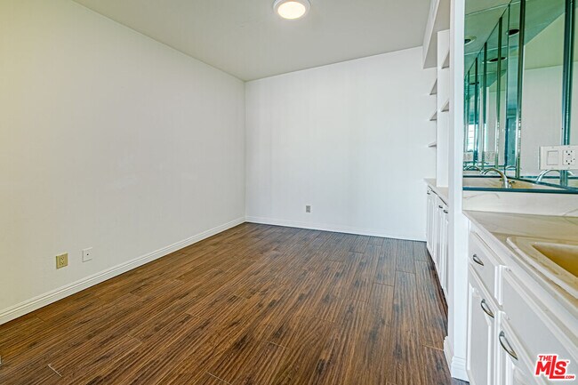 Building Photo - 860 S Lucerne Blvd