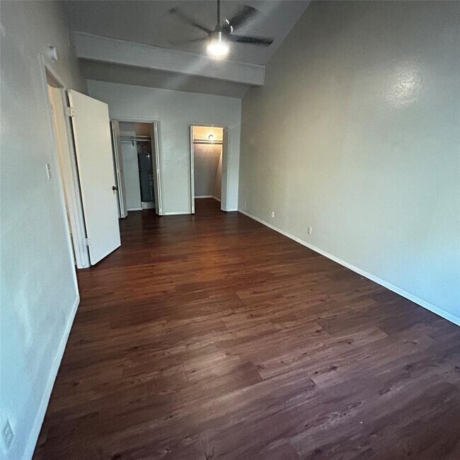 Building Photo - 3901 Knollwood Dr
