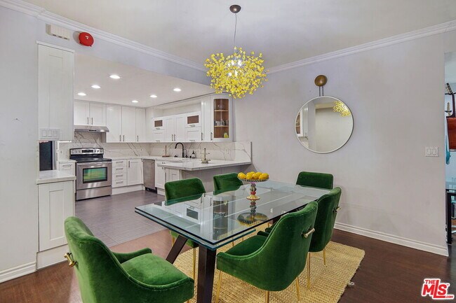 Building Photo - 1100 Alta Loma Rd