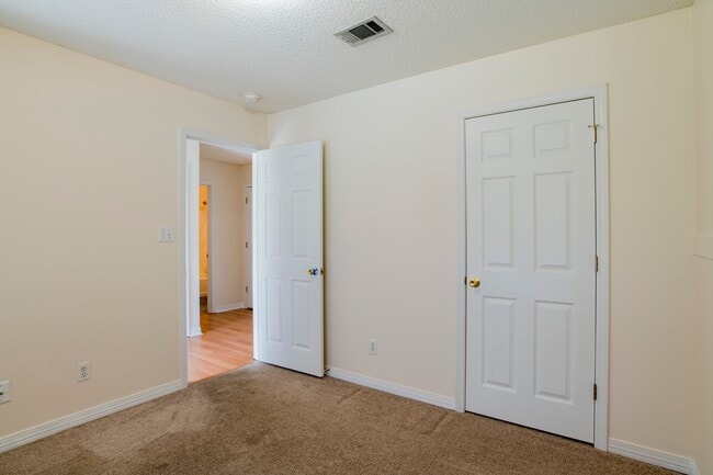 Building Photo - 3 bed 2 bath home off Creighton Rd