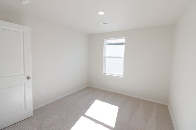 Building Photo - Now Leasing in Bend – 4/2.5 New Constructi...