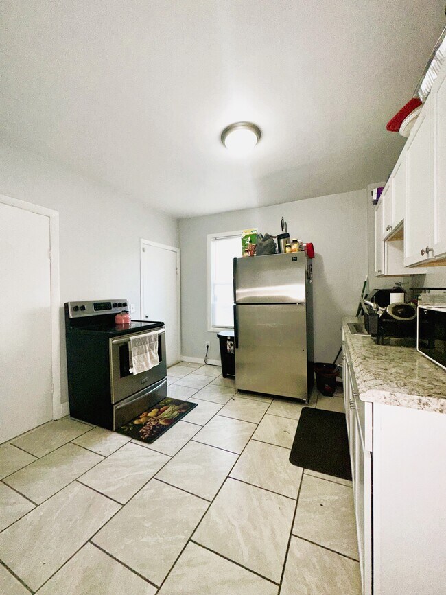 Building Photo - 329 Plainfield St