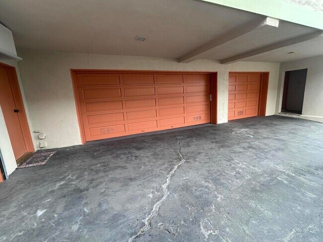 Building Photo - 25072 Alicia Dr