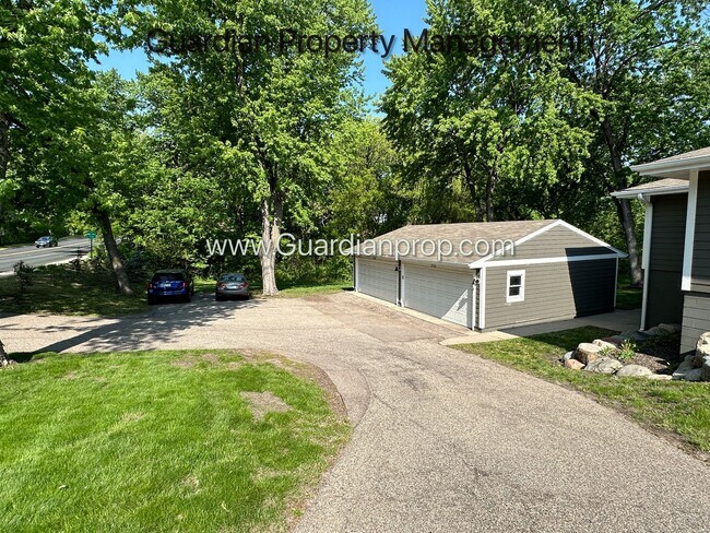 Building Photo - Renovated Side By Side Town Home, 2 Full baths, 2 Full Garage Spaces, Video Walk Through