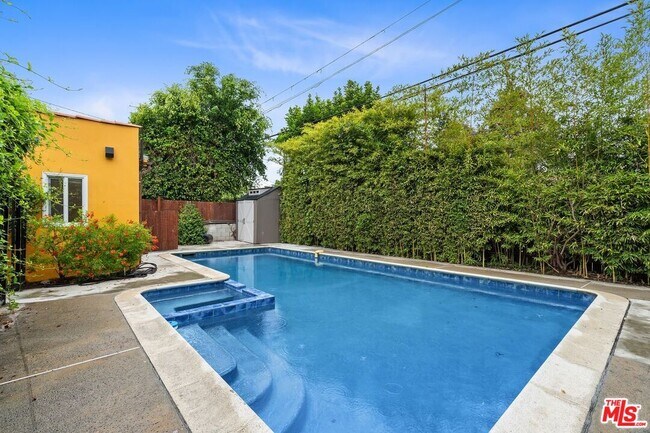 Building Photo - 828 N Crescent Heights Blvd
