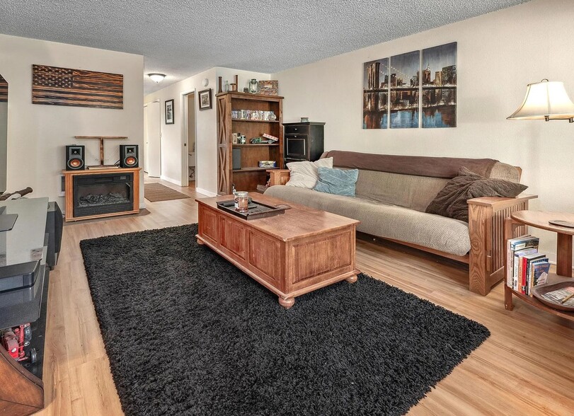 Building Photo - 208 SW Wallula Ave