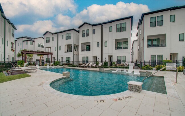 Building Photo - 2810 Grand Fountains Dr