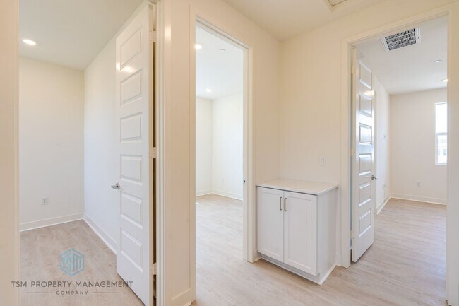 Building Photo - Brand New Built 3 Bed 2.5 Bath Flex Townhouse in Ontario!