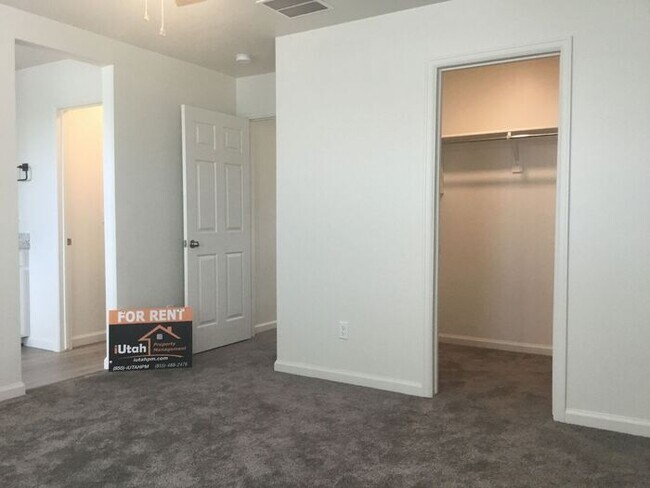 Building Photo - 3 bdrm 2 1/2 bath Home- Small Dog Friendly