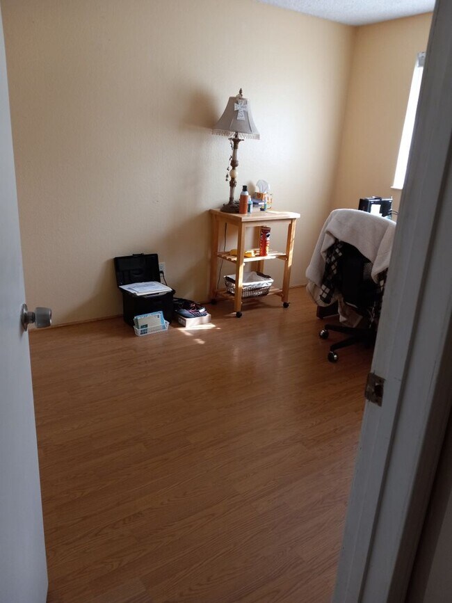 Building Photo - Three Bedroom Two Bath near Reed High