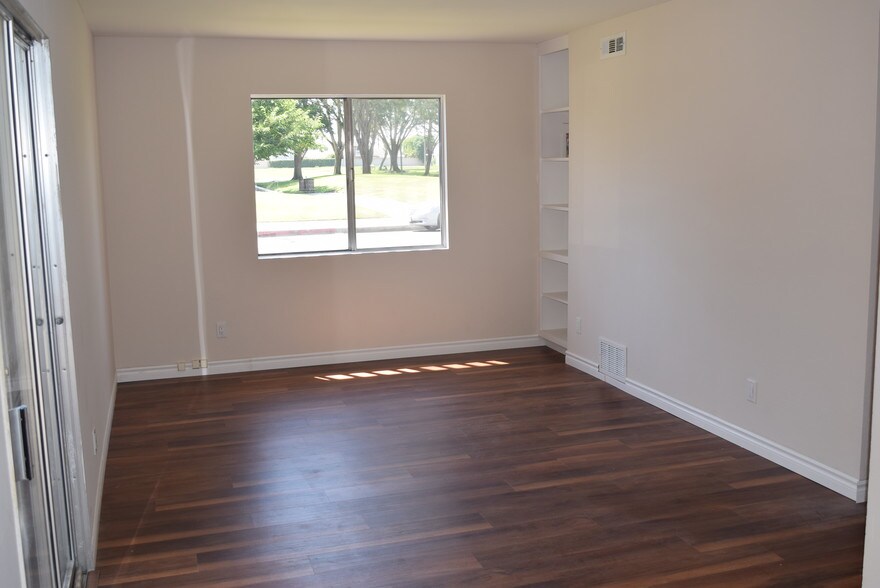 FAMILY ROOM - 16042 Waikiki Ln