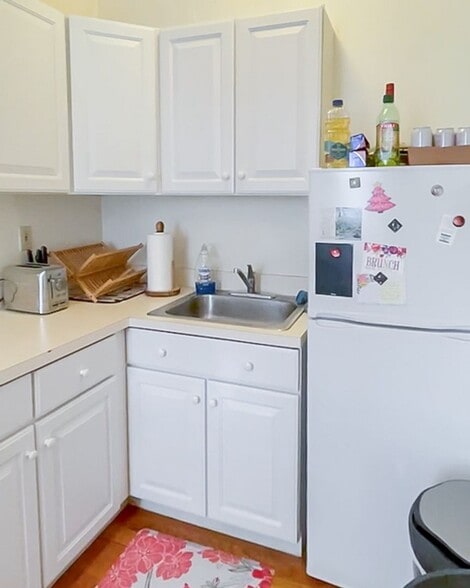 Building Photo - 435 W Surf St