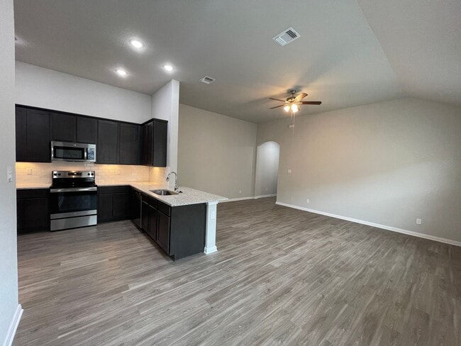 Building Photo - Luxury 3/2 duplex in NBTX