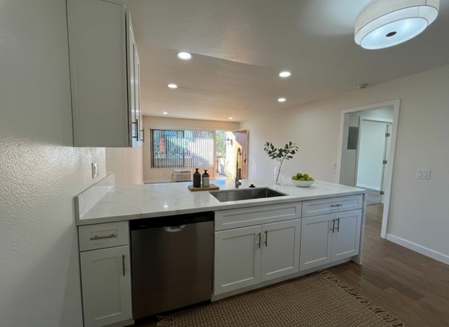 Building Photo - Remodeled 1 Bedroom Unit in the City of Orange