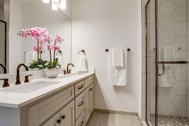 Building Photo - 4710 Virginia Ave