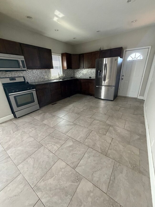 Building Photo - Spacious 4 Bedroom 2 Bathroom House on West End!