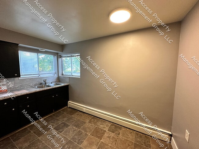 Building Photo - SE Side Updated One Bedroom Unit