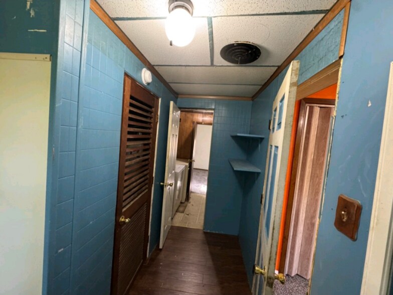 Building Photo - 1253 E Lawrence St