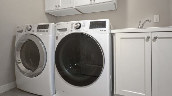 Building Photo - Stylish 4 Bedroom Layout with Office and Bonus Room