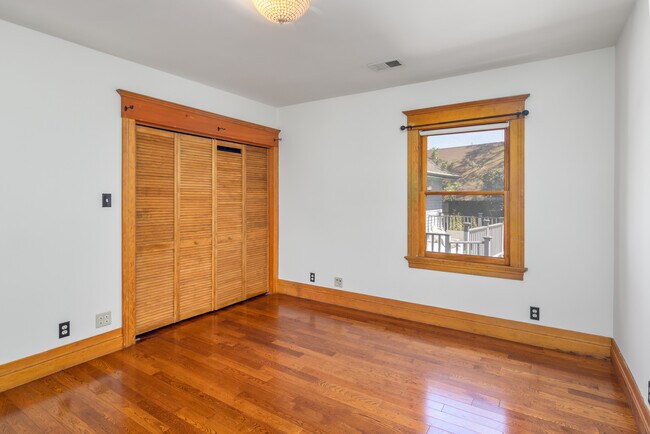 middle bedroom - 847 E Kensington Rd