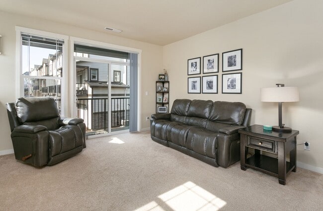 Building Photo - North Villebois - 3-bedroom, 3.5-bathroom townhouse