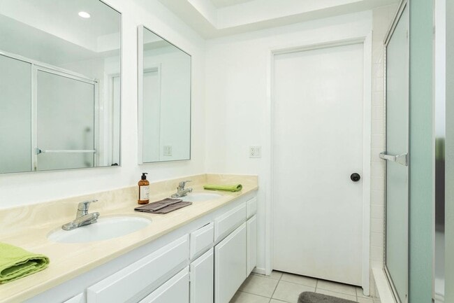 Building Photo - 2477 E Miramonte Cir