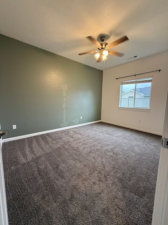 Building Photo - Quiet Cul-De-Sac Living in White City